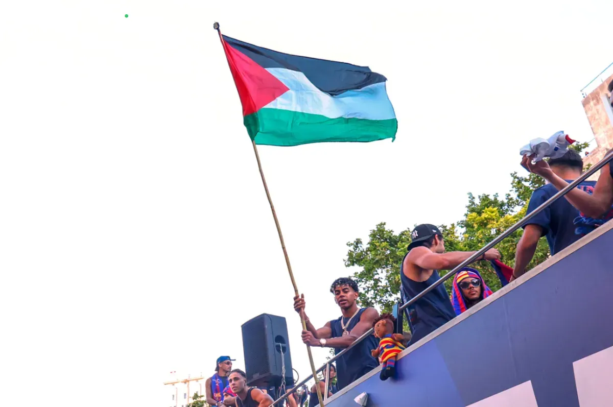 Lamine Yamal Shows Palestinian Flag During Barcelona's La Liga Title Celebration